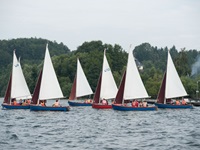Weser-Jolle/W-Jolle: für Ausbildung und Vermietung / Länge:
4,80m / Breite: 1,60m / Segelfläche: 12,0m² / 4 Personen + 1 Trainer / robuste
Segeljolle mit Klappschwert