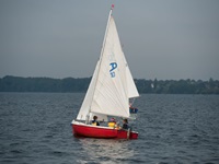 Dolmen: für Ausbildung / Länge: 4,00m / Breite: 1,40m /
Segelfläche: 9,0m² / 3 Kinder + 1 Trainer / kleine kompakte
Segeljolle