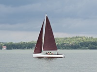 W-Family: für Ausbildung und Vermietung / Länge: 6,40m /
Breite: 1,80m / Segelfläche: 19,0m² / 6 Personen + 1 Trainer / robuste
Segeljolle mit Klappschwert